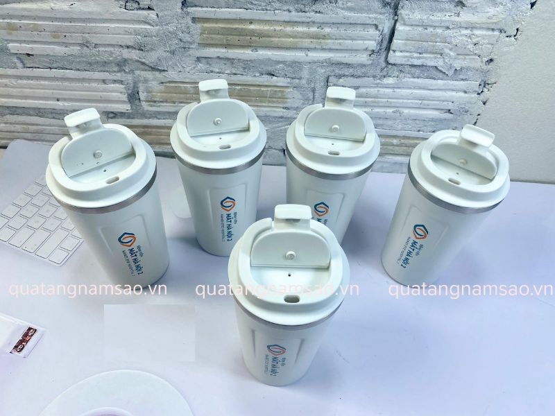 miệng cốc có lỗ nhỏ để uống nước