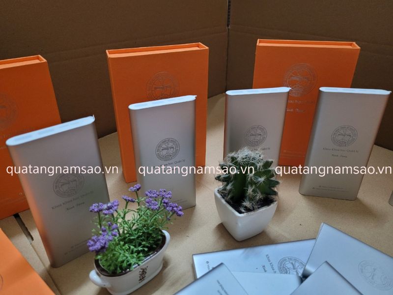 in logo lên sạc dự phòng làm quà tặng
