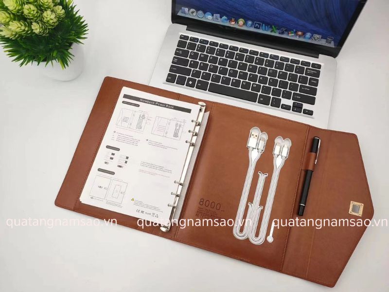 sạc dự phòng được tích hợp trong sổ da