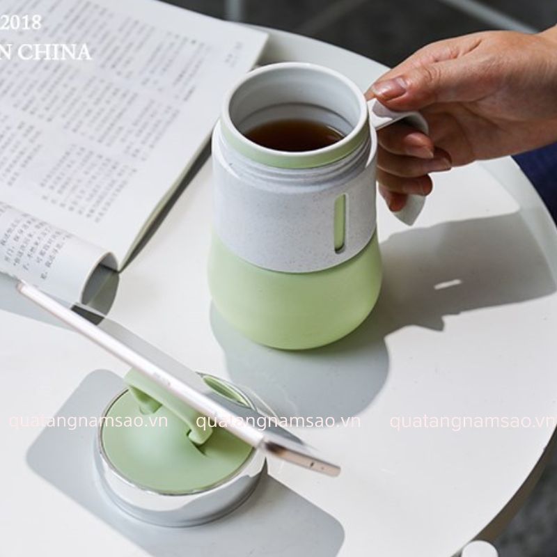 có nắp là giá đỡ điện thoại