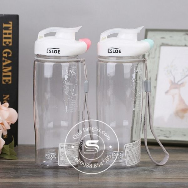 Bình nhựa có 2 màu nắp là Xanh và Hồng