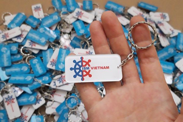 Móc khóa mica in logo giá rẻ