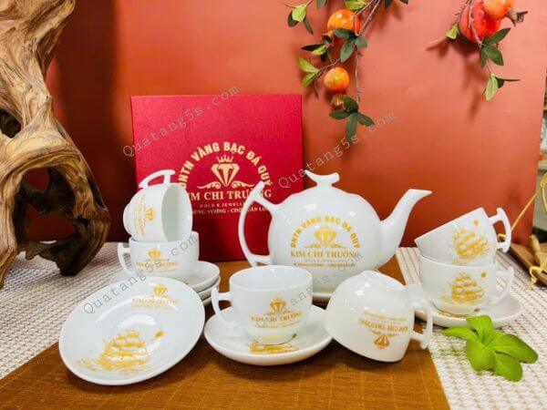 In logo lên bộ ấm chén theo thiết kế riêng