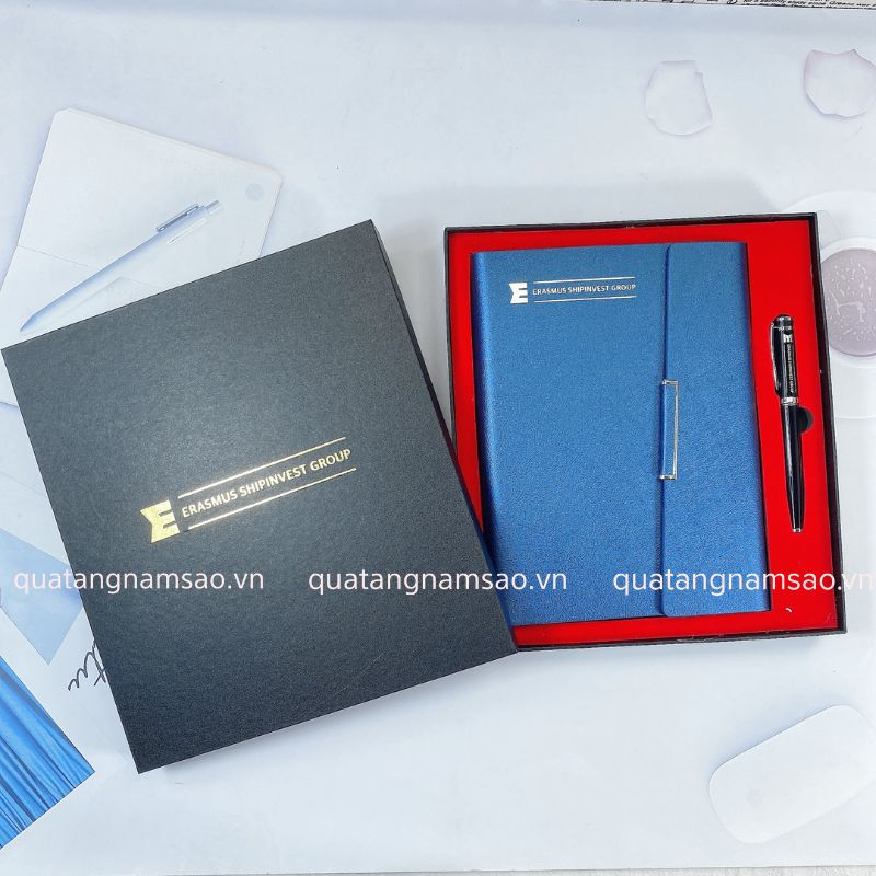 bộ quà tặng bao gồm sổ da và bút ký