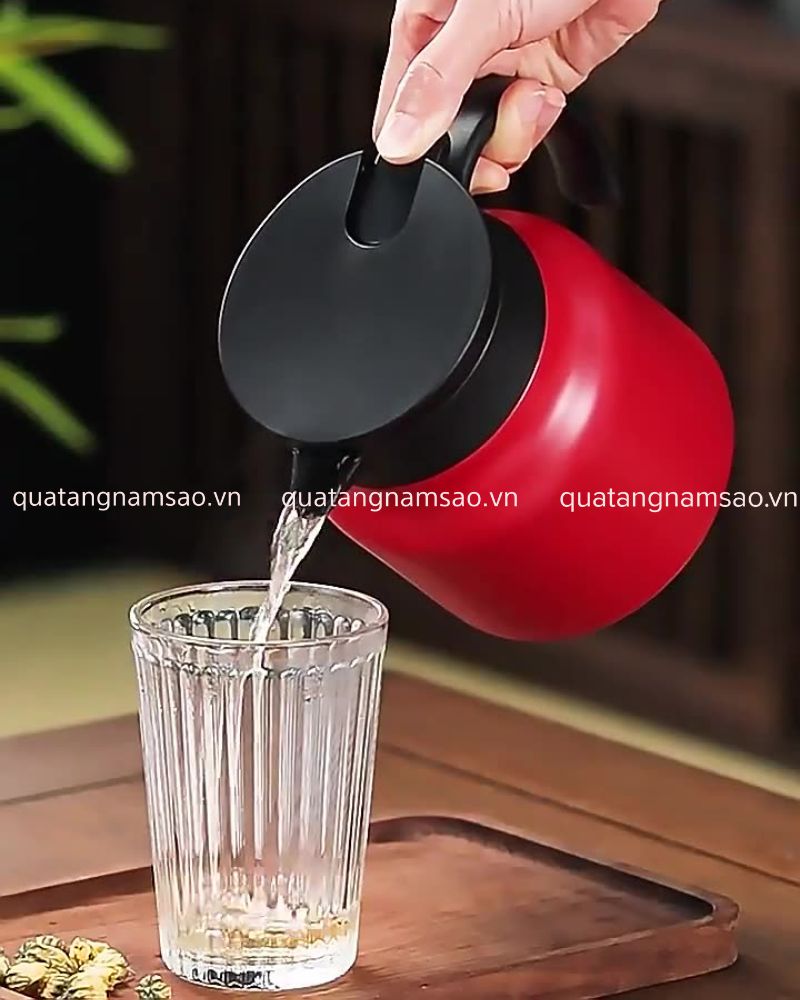 In logo lên ấm nước để làm quà tặng