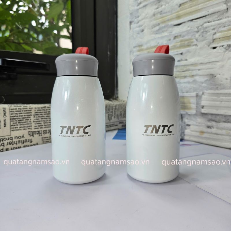 Khắc logo lên bình nước làm quà tặng khách hàng