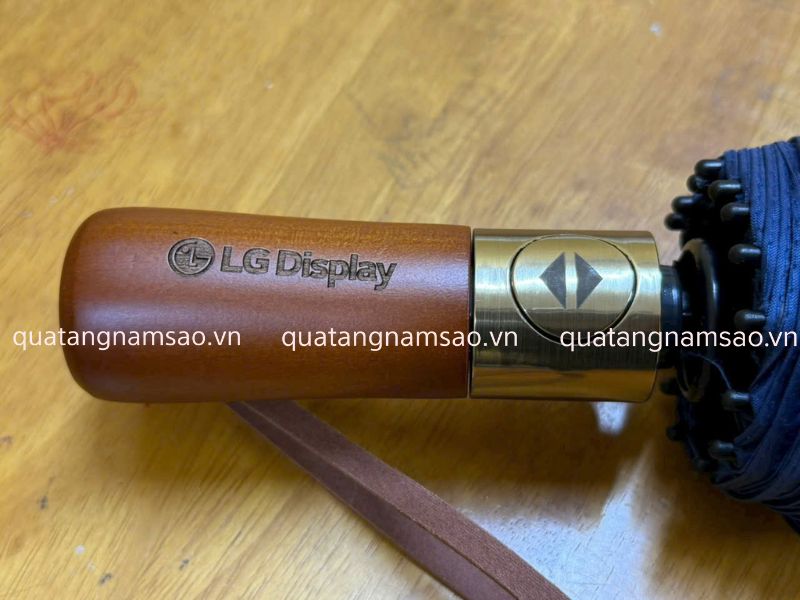 tay cầm gỗ sang trọng, chắc chắn